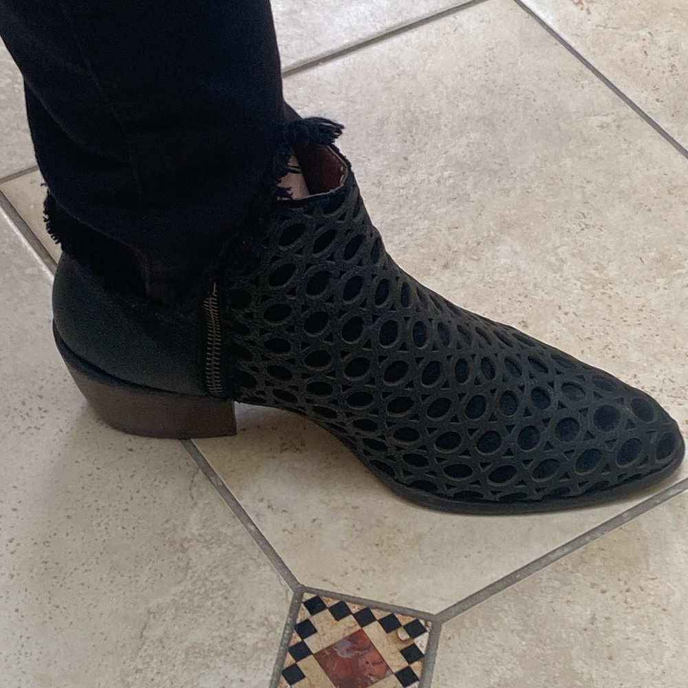 Black Patterned Size 38 Bootie from Spain - Picture 4 of 9